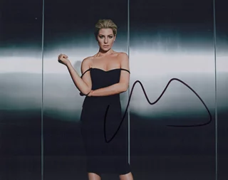 Ari Graynor autograph