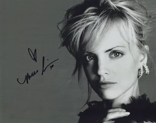Mena Suvari autograph