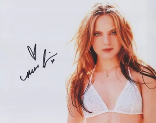 Mena Suvari autograph