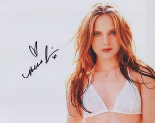 Mena Suvari autograph
