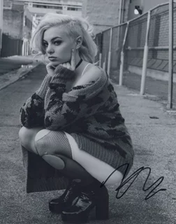 Kaya Stewart autograph