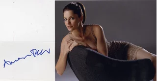 Amanda Peet autograph