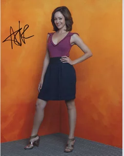 Autumn Reeser autograph