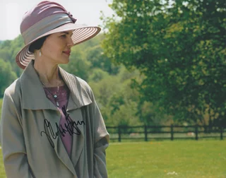 Elizabeth McGovern autograph