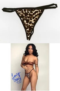 Londyn Chanel autograph