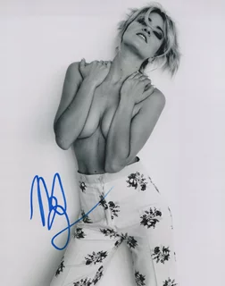 Meredith Hagner autograph