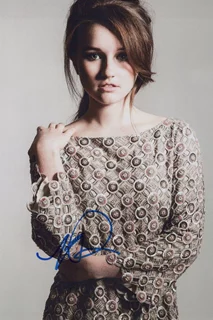 Kaitlyn Dever autograph