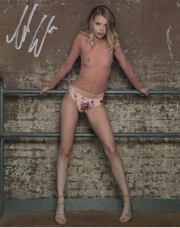 Tabitha Elm autograph