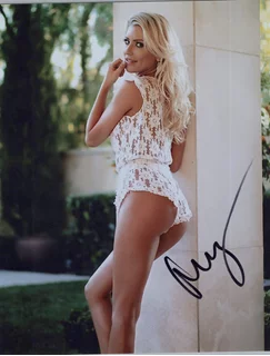 Anya Benton autograph