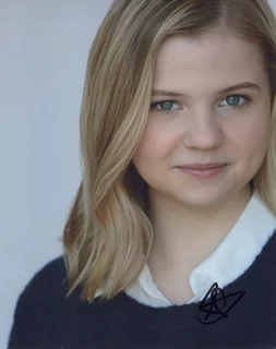 Hannah Swain autograph