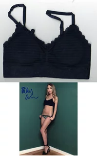 Riley Anne autograph