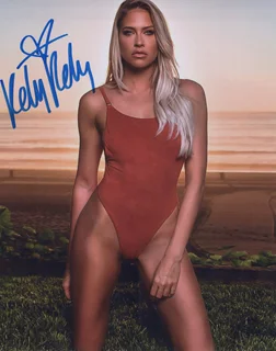 Kelly Kelly autograph