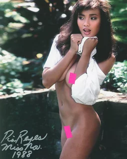 Pia Reyes autograph