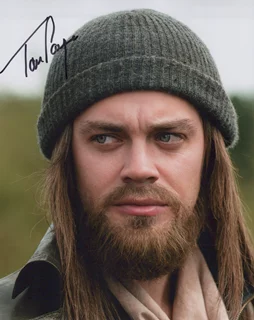 Tom Payne autograph