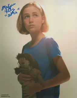 Madison Lintz autograph
