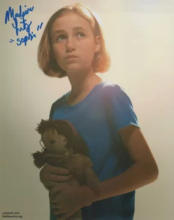 Madison Lintz autograph