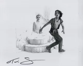 Tami Stronach autograph