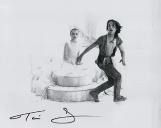 Tami Stronach autograph