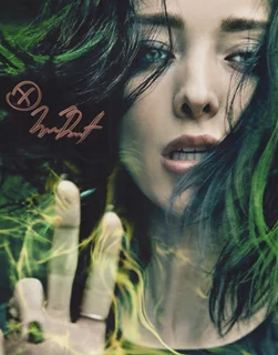 Emma Dumont autograph