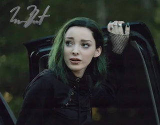 Emma Dumont autograph