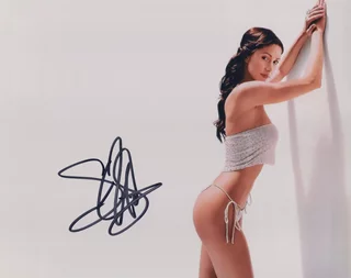 Shannon Elizabeth autograph