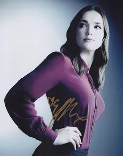 Elizabeth Henstridge autograph