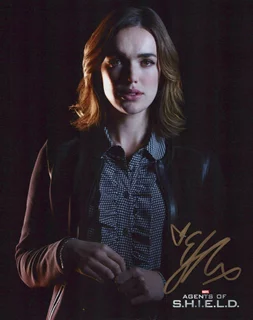 Elizabeth Henstridge autograph