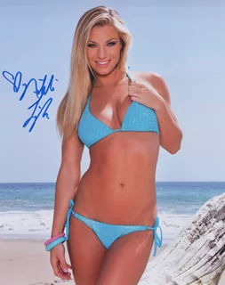 Nikki Leigh autograph