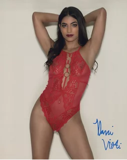 Daniella Vioti autograph