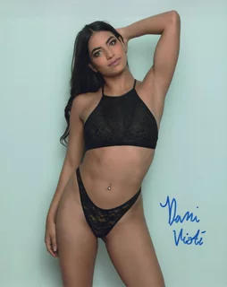 Daniella Vioti autograph