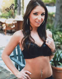 Giselle Leon autograph