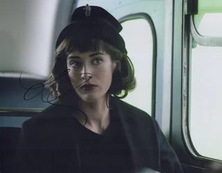 Lizzy Caplan autograph