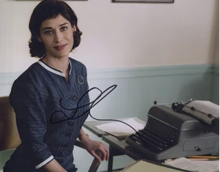 Lizzy Caplan autograph