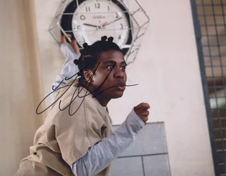  Uzo Aduba autograph