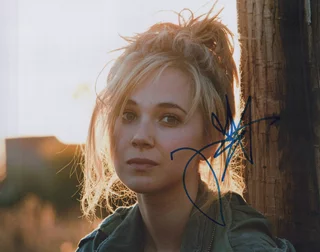 Juno Temple autograph