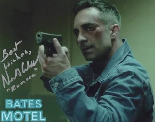 Nestor Carbonell autograph