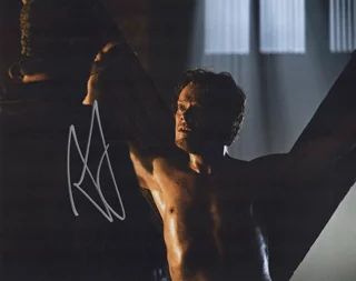 Alfie Allen autograph