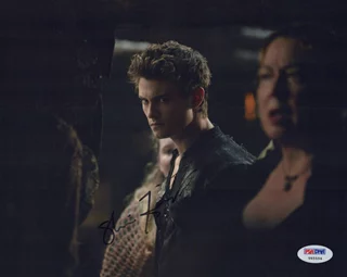 Shiloh Fernandez autograph