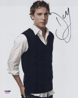 Dustin Milligan autograph