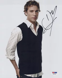 Dustin Milligan autograph