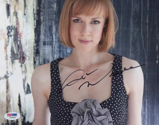 Laura  Waddell autograph