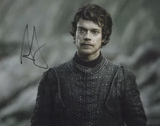 Alfie Allen autograph