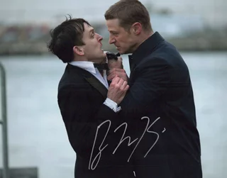 Benjamin McKenzie autograph