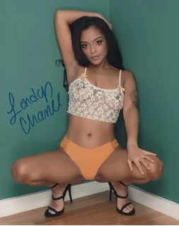 Londyn Chanel autograph