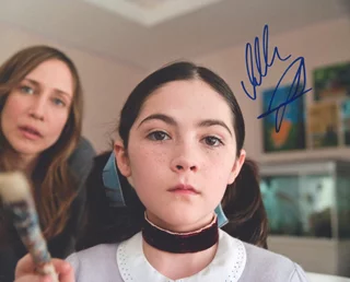 Isabelle Fuhrman autograph