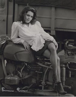 Francesca Gonshaw autograph