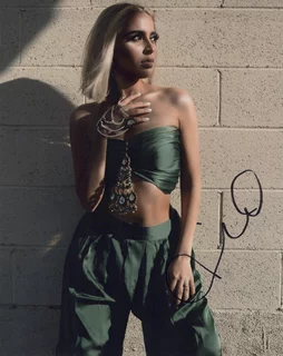 Nida autograph