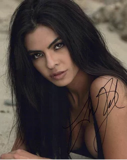 Laura Ariana autograph