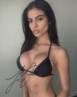 Laura Ariana autograph