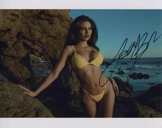 Laura Ariana autograph